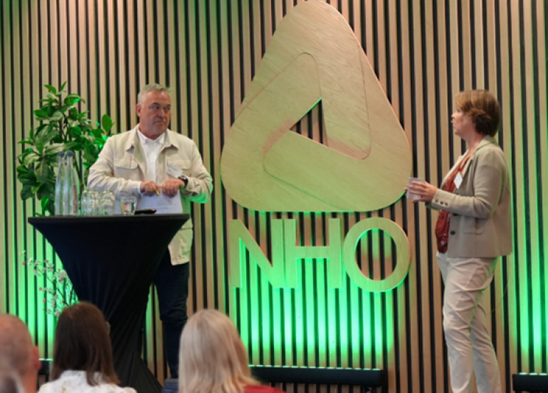 - God beredskapsevne for mat forutsetter matproduksjon og mulighet til å få tak i mat, understreket Anne Skuterud, medlem i Totalberedskapskommisjonen i samtale med konferansier Ola Rygh.   Foto: Landbruksdirektoratet