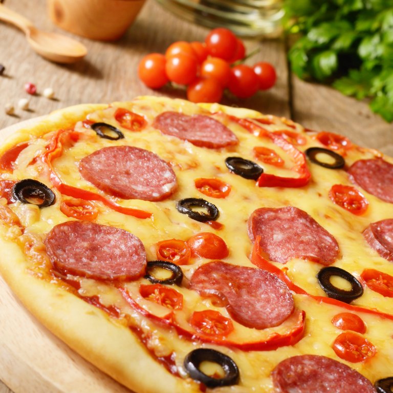 Bilde av nystekt pizza.    